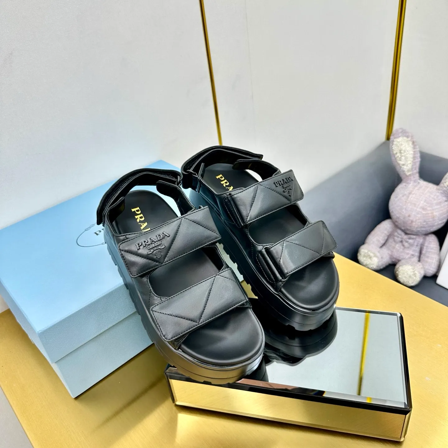 👟👟Ex-factory price 480👟👟 The highest version of Prada's new thick-soled casual sneakers. This sneaker continues the timeless silhouette and is a new classic item. Crafted from leather to enhance style. The style is light, with a triangle buckle logo and a 5CM thick sole. It is suitable for all seasons and can be matched with all kinds of casual styles. In an era where various styles are full of attention, the most long-term companion and the one that captures people's hearts bit by bit is undoubtedly the white shoe. Fabric: Cowhide Lining: Sheepskin Outsole: Original rubber outsole Sole thickness: 5CM Size 35-41